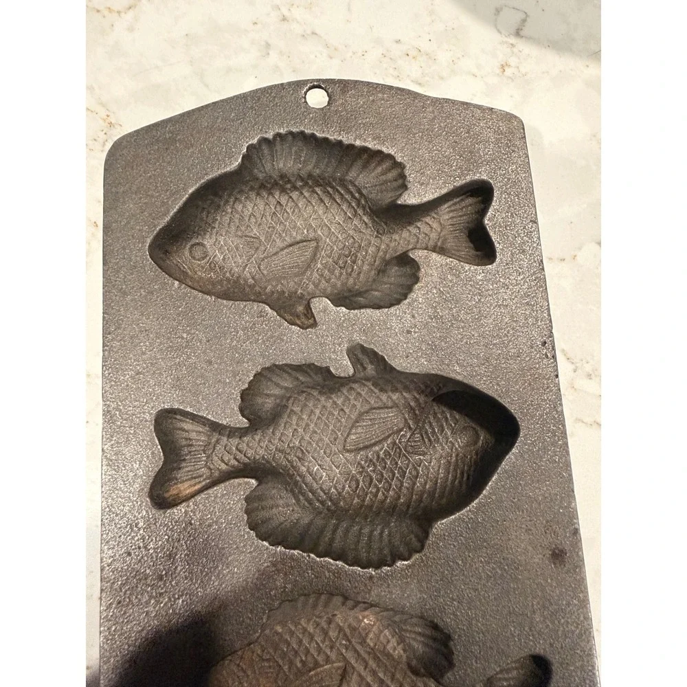 Lodge Cast Iron Perch Fish Cornbread Pan 5 Molds 5PP2 Rustic Bakeware Black